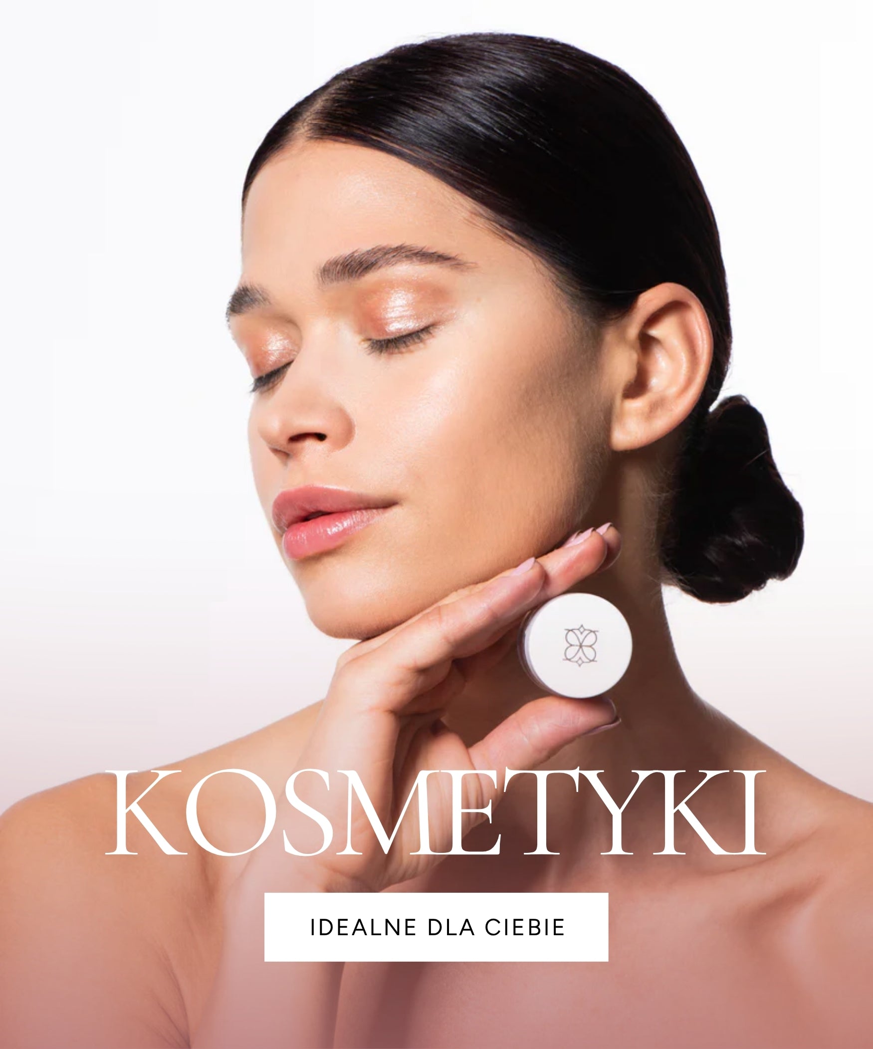 Baner: Kolekcja kosmetyki, napis oraz kobieta trzymająca kosmetyk do makijażu