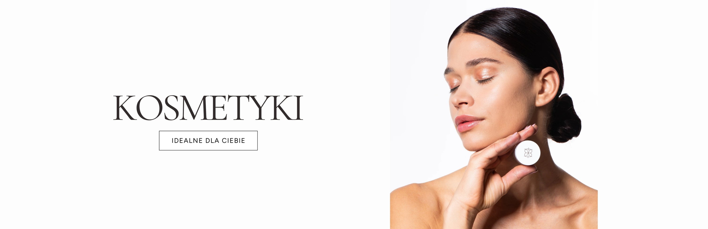 Baner: Kolekcja kosmetyki, napis oraz kobieta trzymająca kosmetyk do makijażu