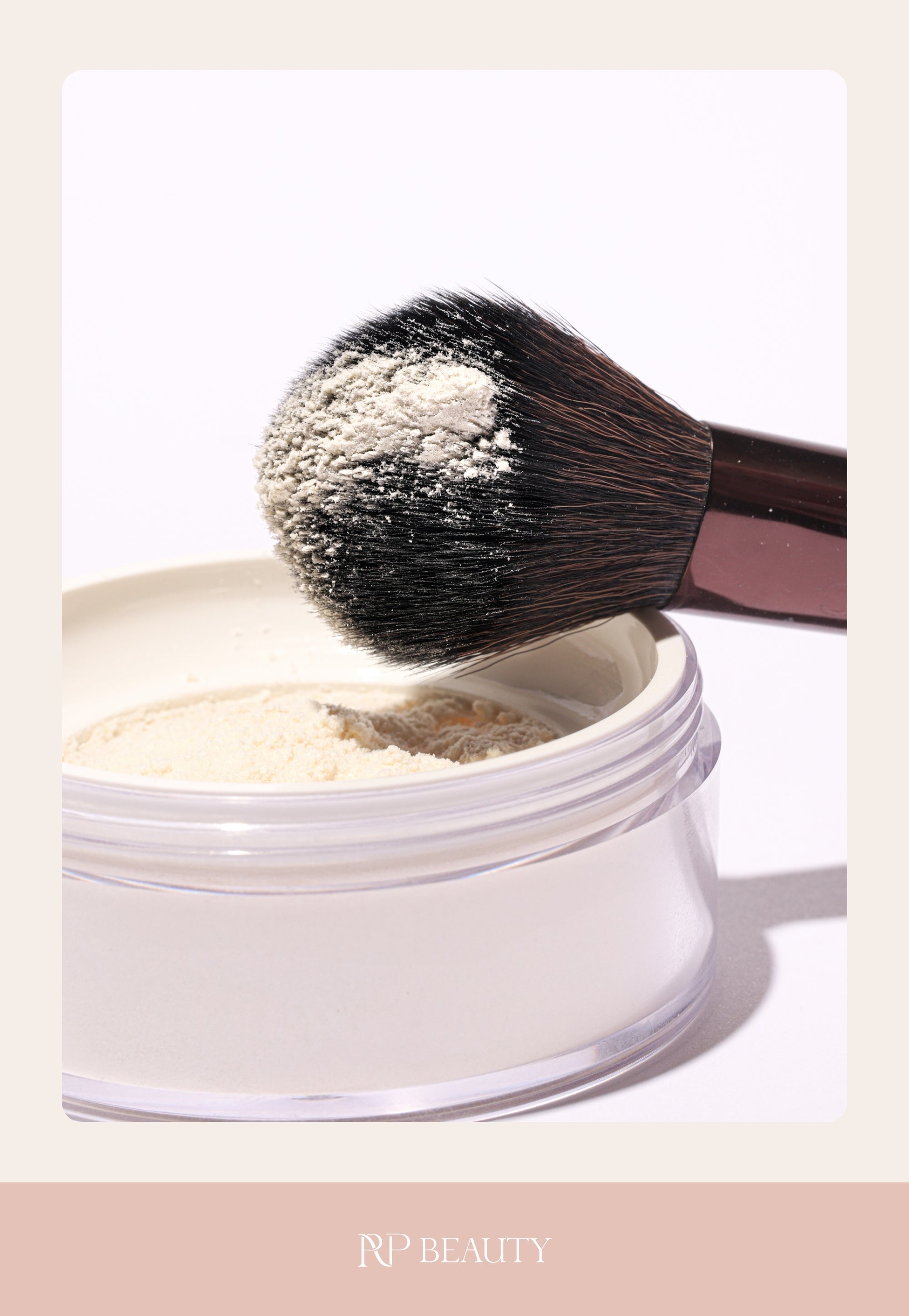 Baner: produkt Puder sypki. Sypki puder z pędzlem. Wypróbuj puder RP Beauty.
