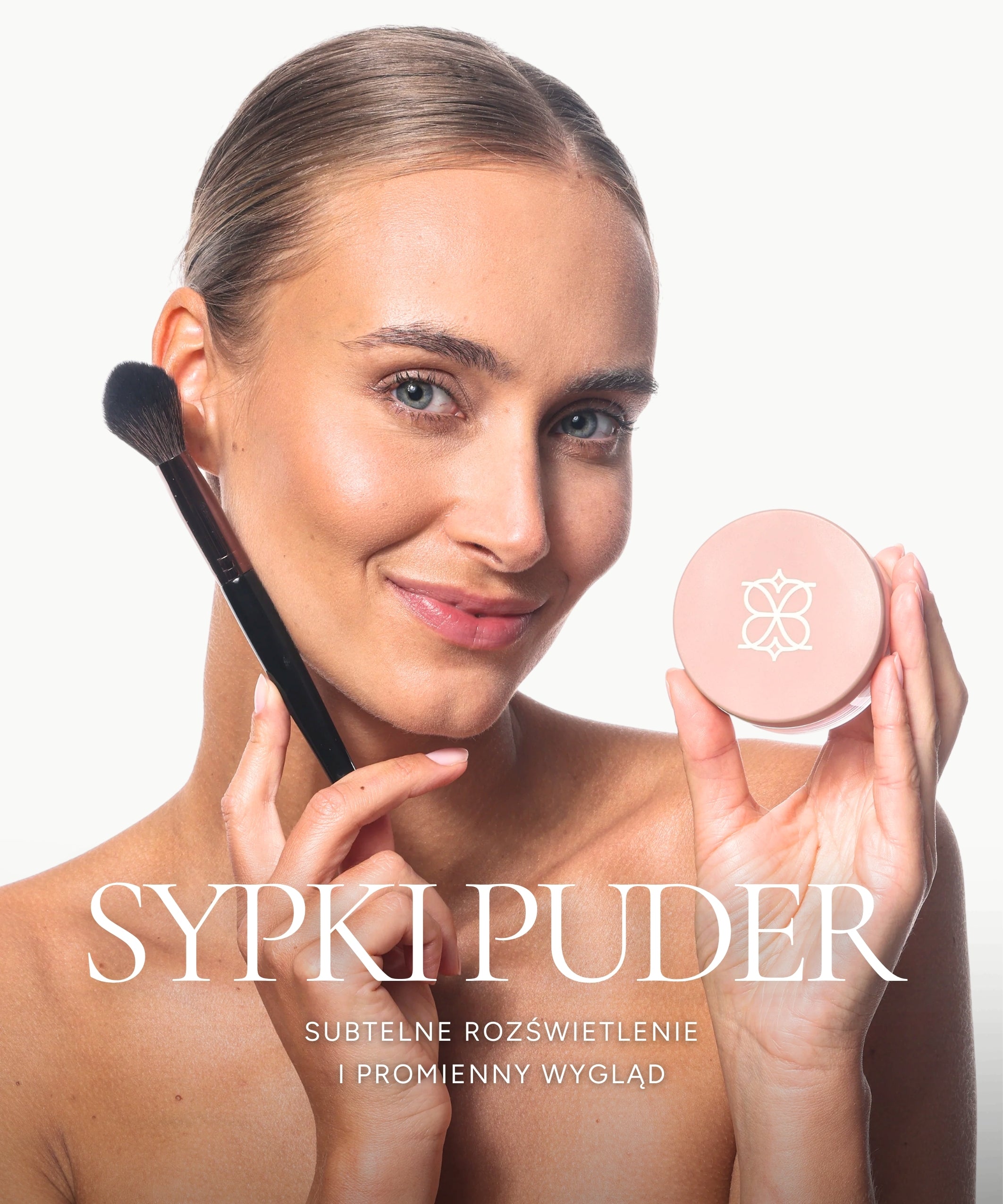 Kobieta trzymająca pędzel do makijażu i opakowanie sypkiego pudru. Strona Sypki Puder