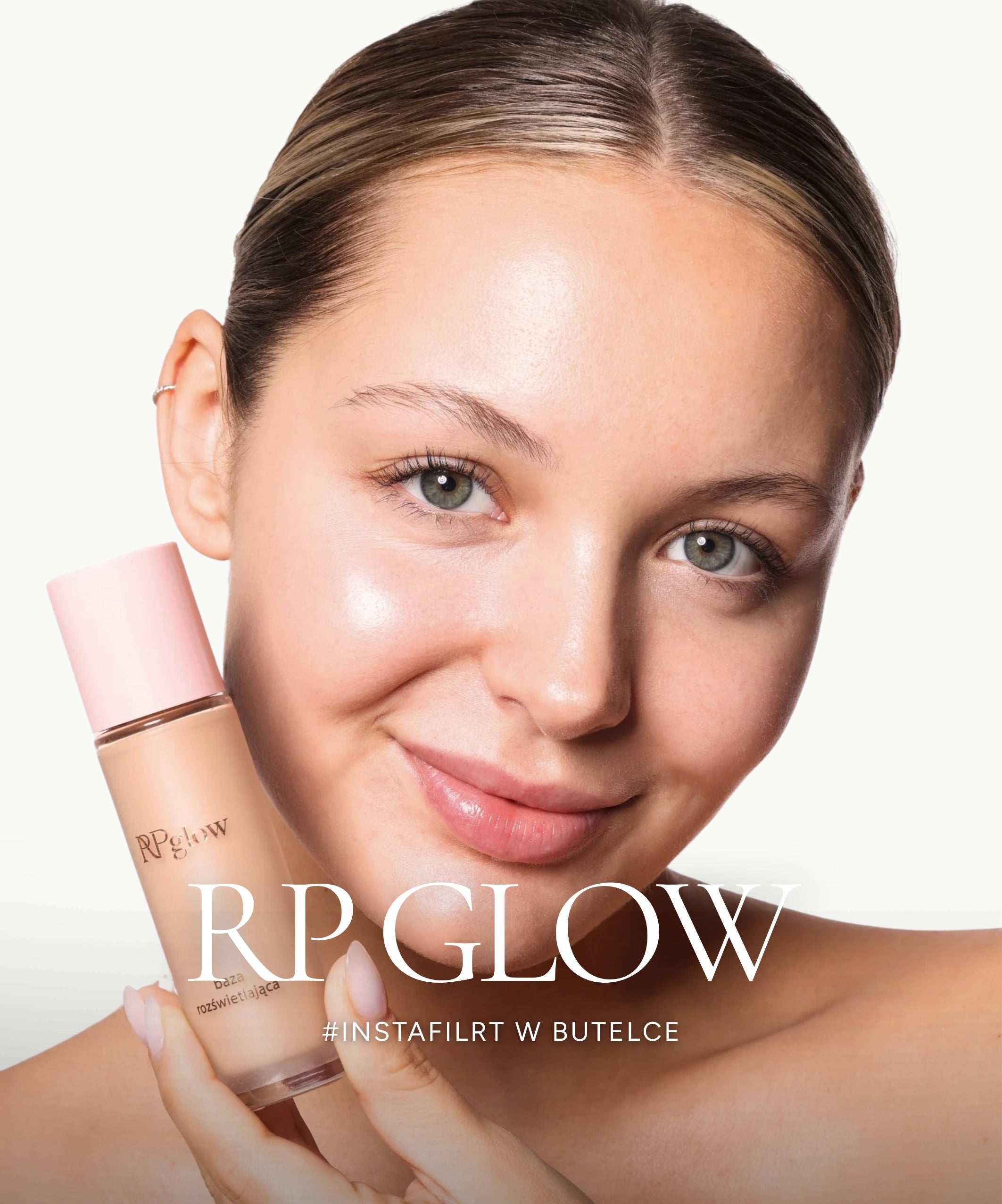 "Kobieta z promienną cerą trzymająca buteleczkę podkładu RP Glow. Strona RP Glow