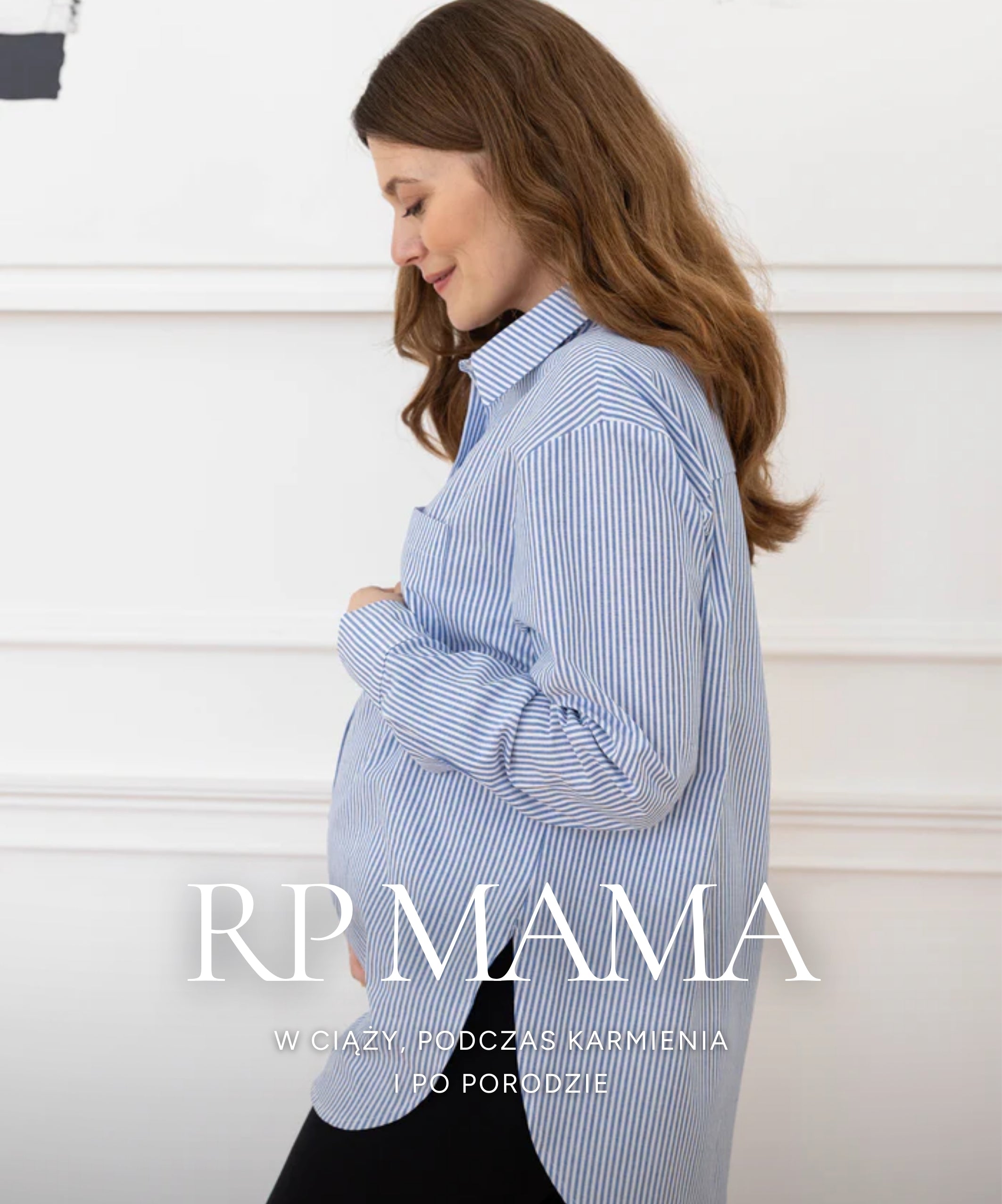 Kobieta w ciąży w niebieskiej koszuli w paski trzymająca brzuch. Strona RP Mama