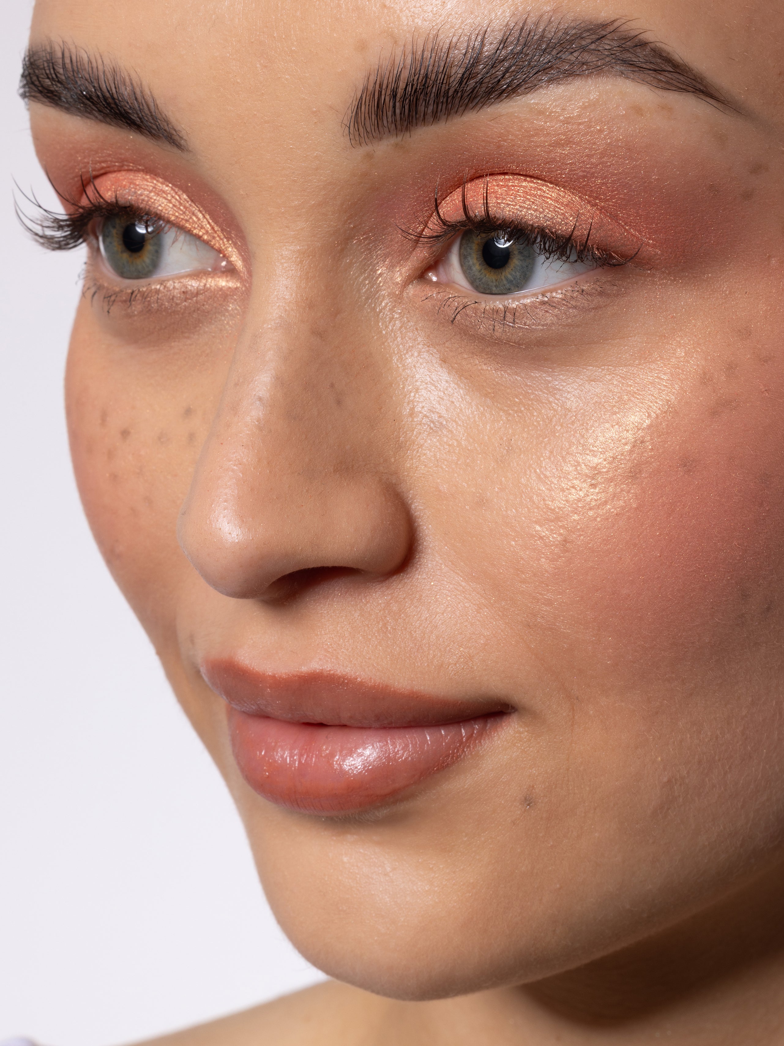 Opalizujący różo-rozświetlacz